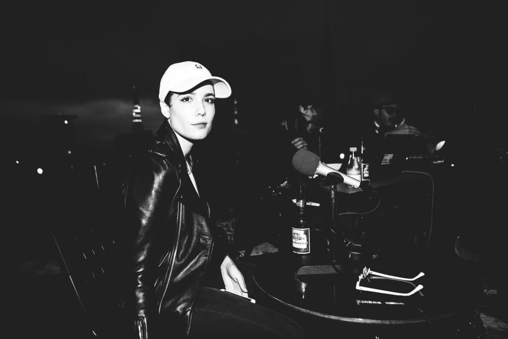 Halsey memakai topi dan jaket kulit, dipotret dalam warna hitam putih oleh Peter Don.